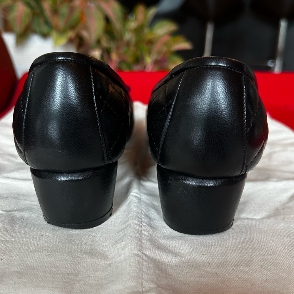 SALVATORE FERRAGAMO Vara Pump Size 6 - Picture 11 of 16